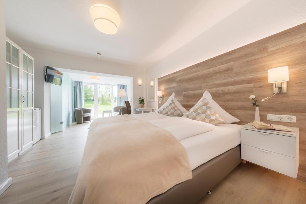 Postel nebo postele na pokoji v ubytování HofHotel Krähenberg