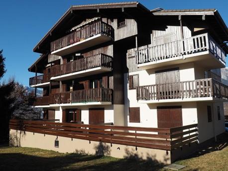 een groot gebouw met balkons aan de zijkant bij Appartement idéal été ou hiver, pour skieurs et promeneurs, 4 personnes in Saint-Gervais-les-Bains