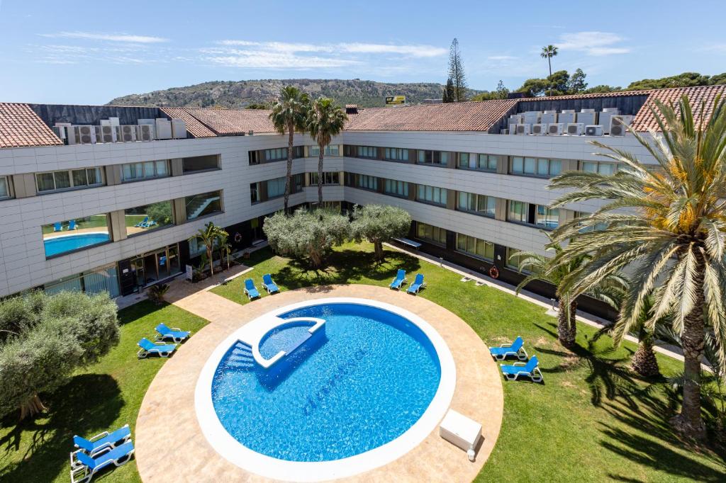 una vista aérea de un hotel con piscina en Daniya Alicante en Alicante