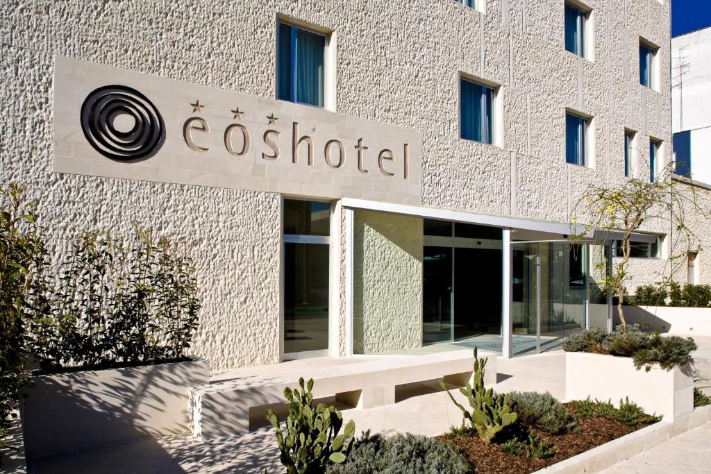 um edifício com o logótipo de um hospital em Eos Hotel em Lecce