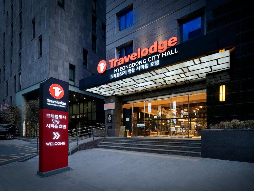 um grande edifício com uma placa em frente em Travelodge Myeongdong City Hall em Seul