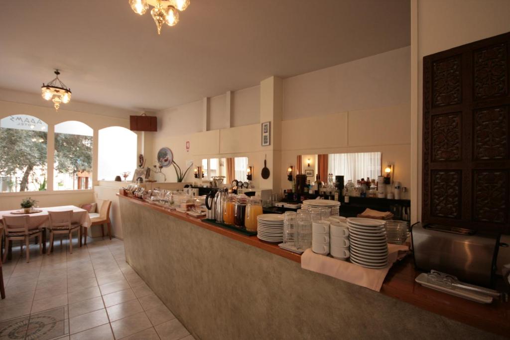 Příslušenství pro přípravu čaje a kávy v ubytování Adams Hotel