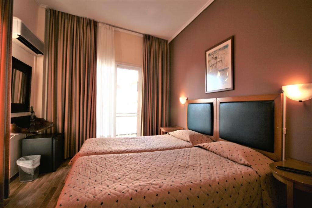 Postel nebo postele na pokoji v ubytování Adams Hotel