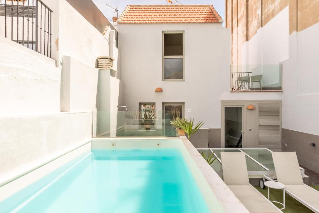 uma piscina no telhado de uma casa em Kayser Premium Suites em Sevilha