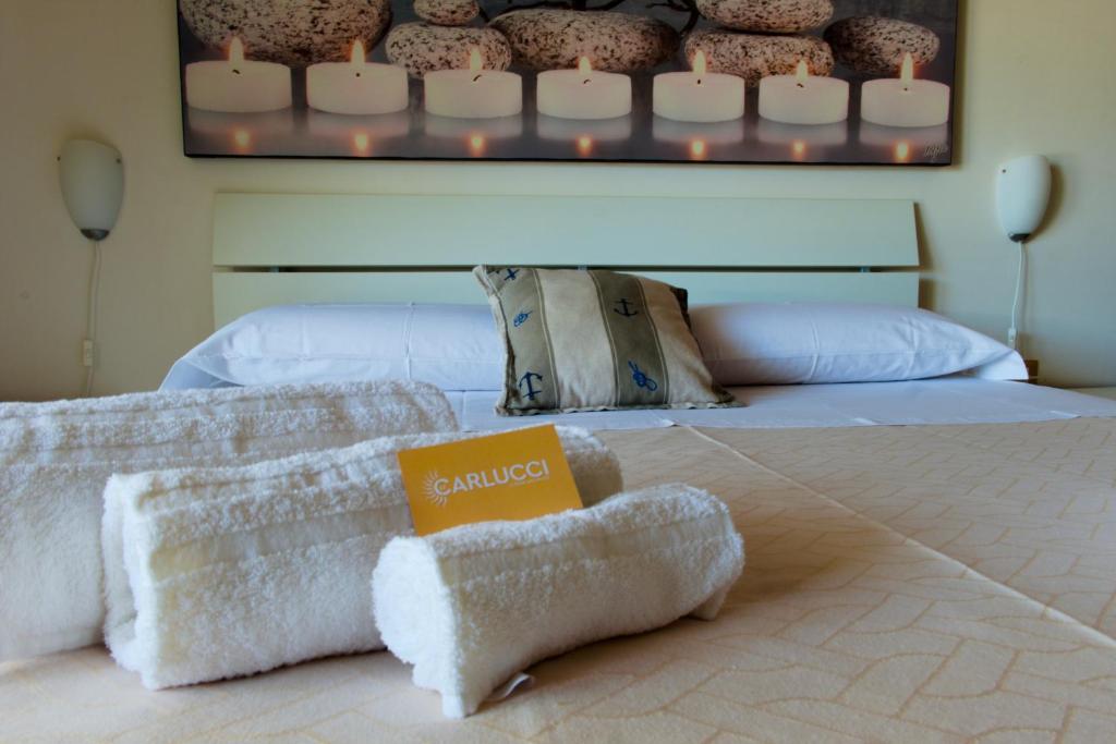 A bed or beds in a room at Li Carlucci