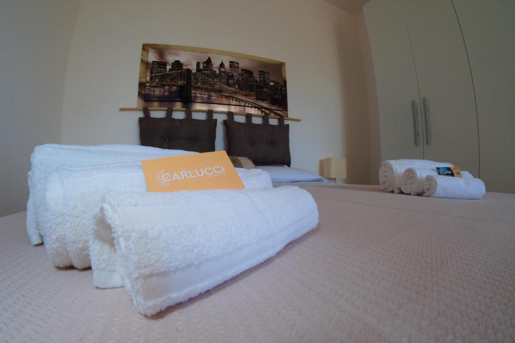 A bed or beds in a room at Li Carlucci