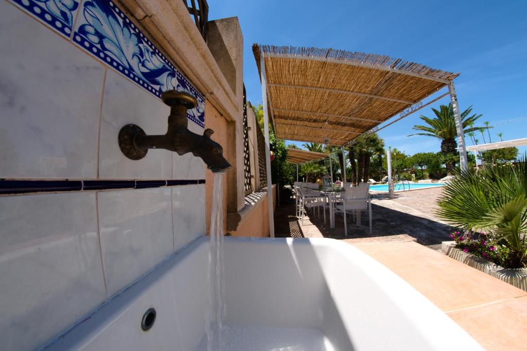 The swimming pool at or close to Li Carlucci