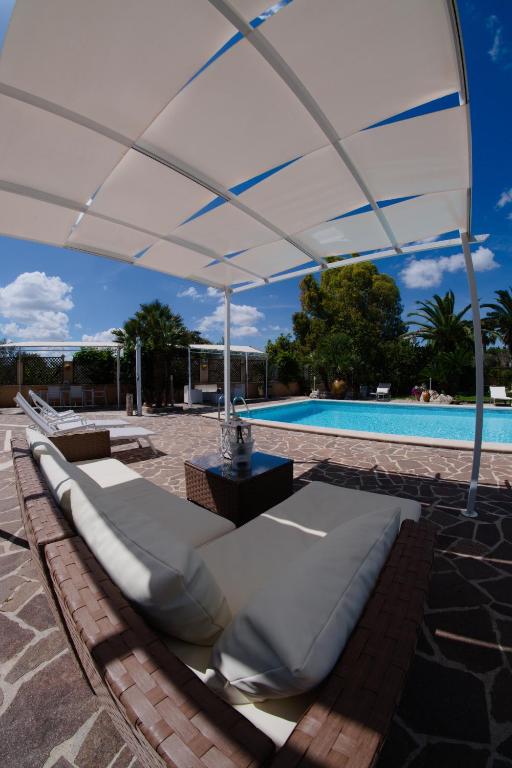 The swimming pool at or close to Li Carlucci