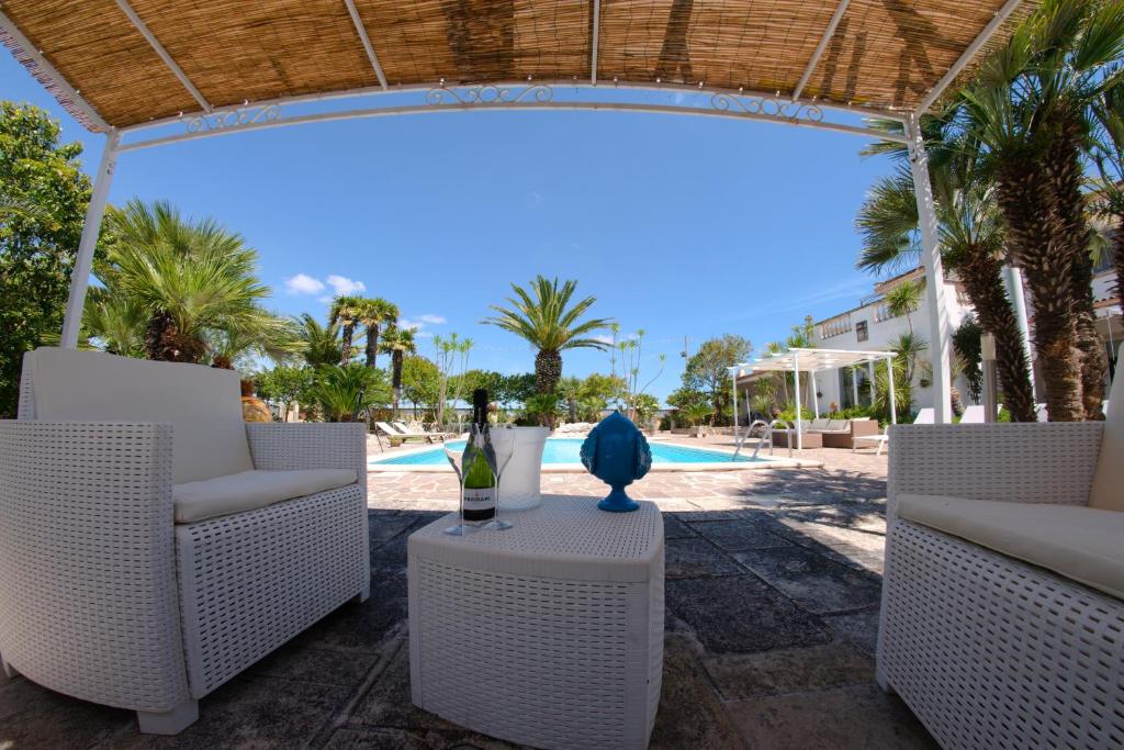 The swimming pool at or close to Li Carlucci