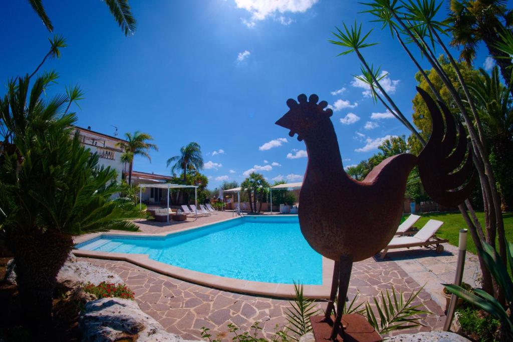 The swimming pool at or close to Li Carlucci