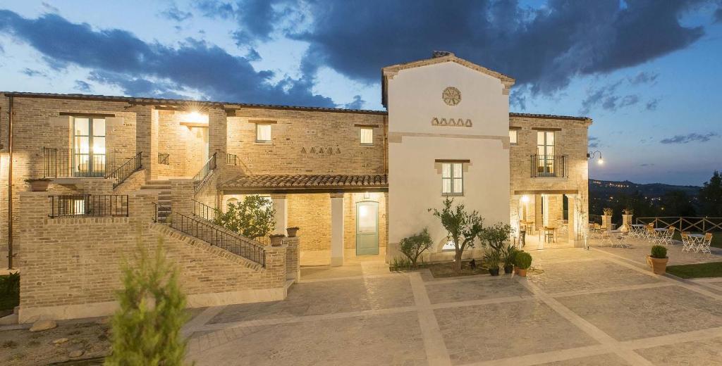 un gran edificio de ladrillo con un reloj. en Villa Sant'Angelo en Alba Adriatica