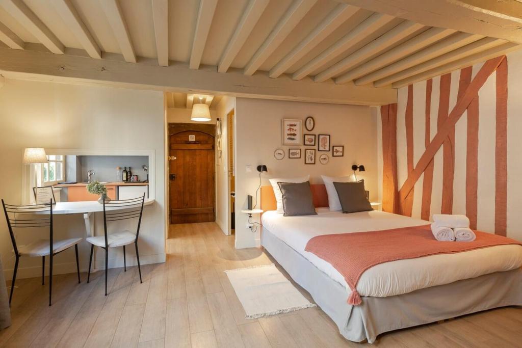 une chambre avec un lit et une table et une cuisine dans l'établissement 