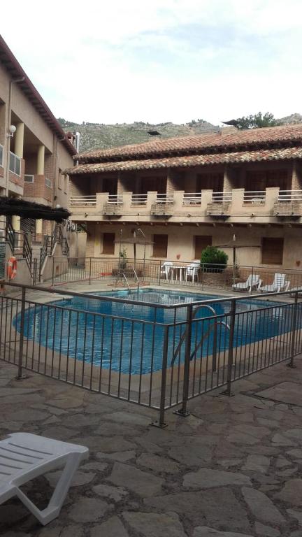 a swimming pool in front of a building at ESCAPADA RELAX in Arroyo Frio