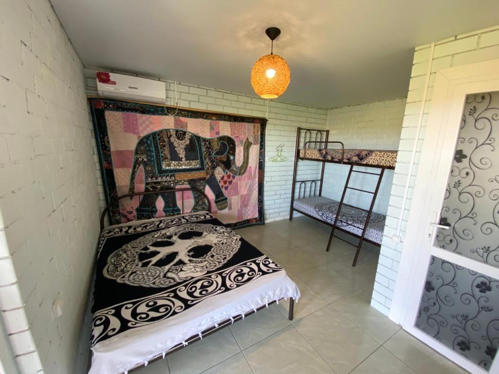 ドルジャンスカヤにある"Жемчужина"の象の写真が飾られたベッド付きの部屋