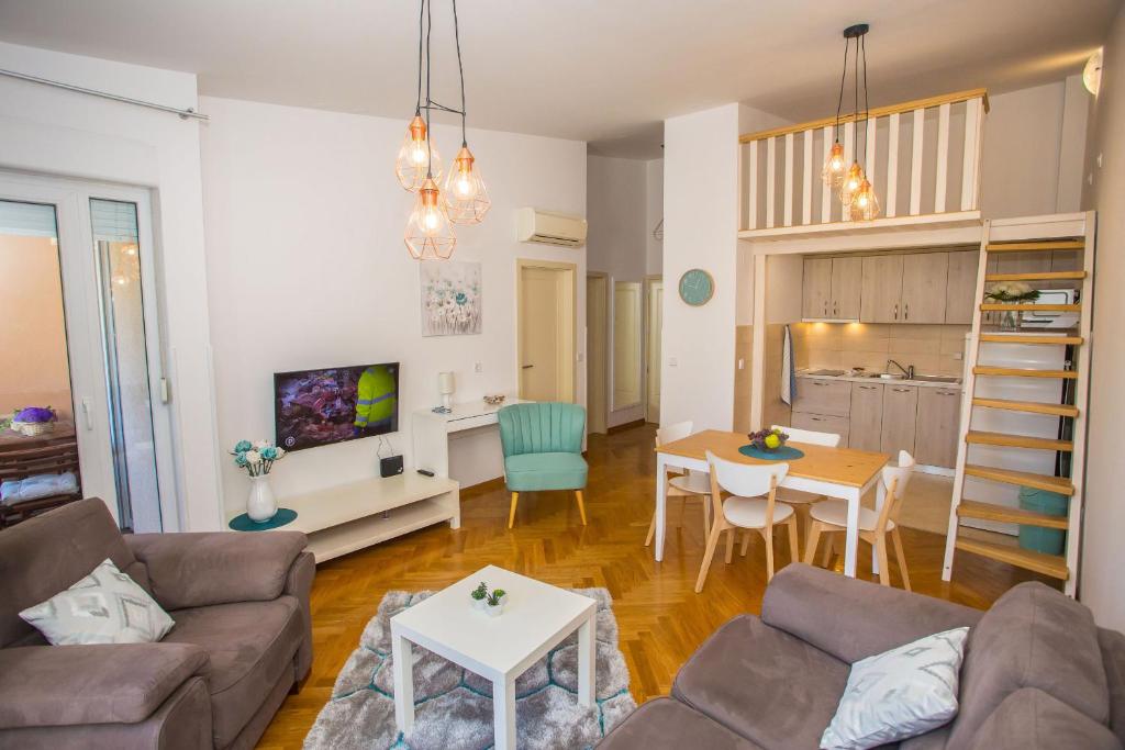 TV a/nebo společenská místnost v ubytování Apartment Dora near Sea and Center with Private Garage