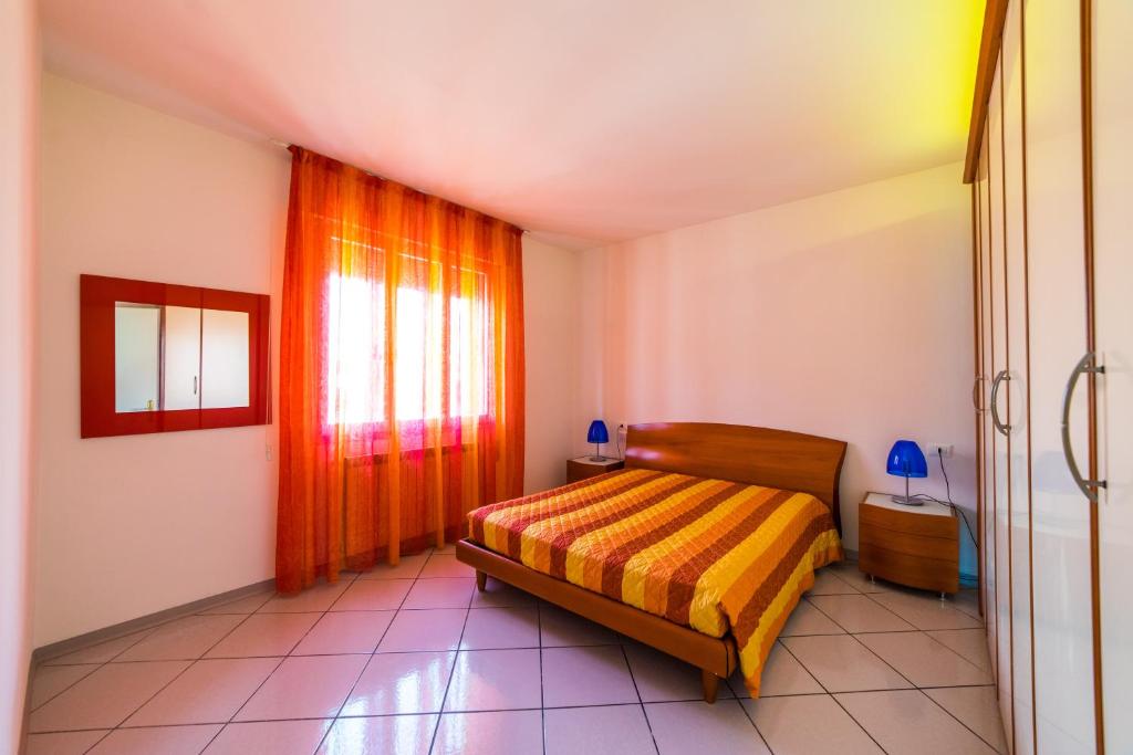 a small bedroom with a bed and a window at Uliana Top House in Chioggia