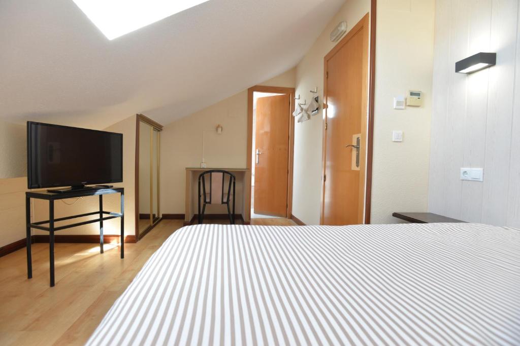 TV a/nebo společenská místnost v ubytování Hostal Concejo