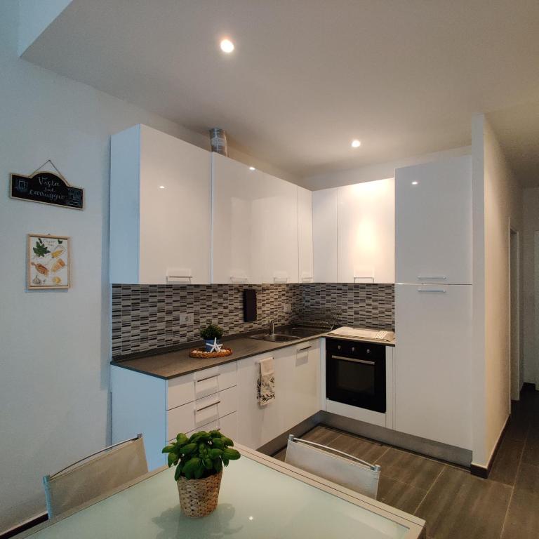 A kitchen or kitchenette at Vista sul carruggio, centro storico di Chiavari