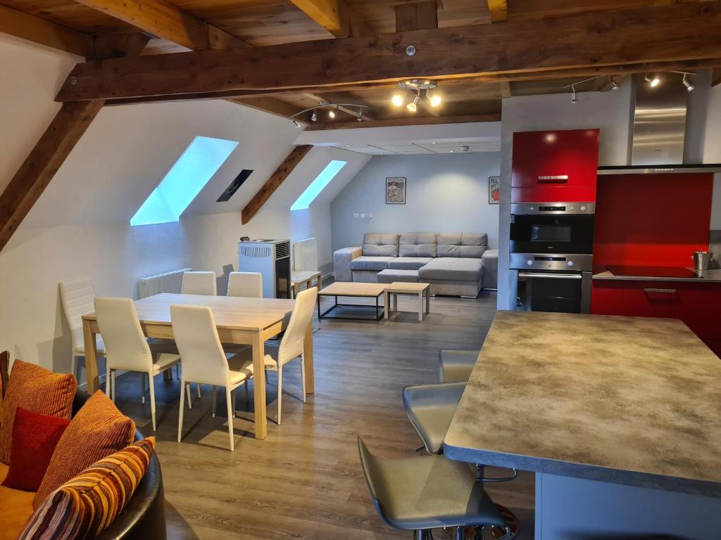 kuchnia i salon ze stołem i krzesłami w obiekcie Gite de Murat w mieście Murat
