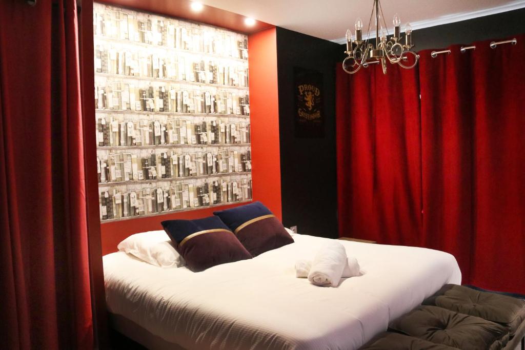 a bedroom with a bed with red curtains and a window at R'Studio Ciné Salle 2 Hypercentre Grenoble in Grenoble