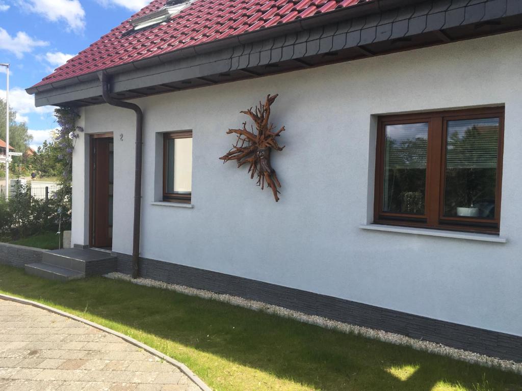 uma casa branca com um telhado vermelho em FeWo Jestetten em Jestetten