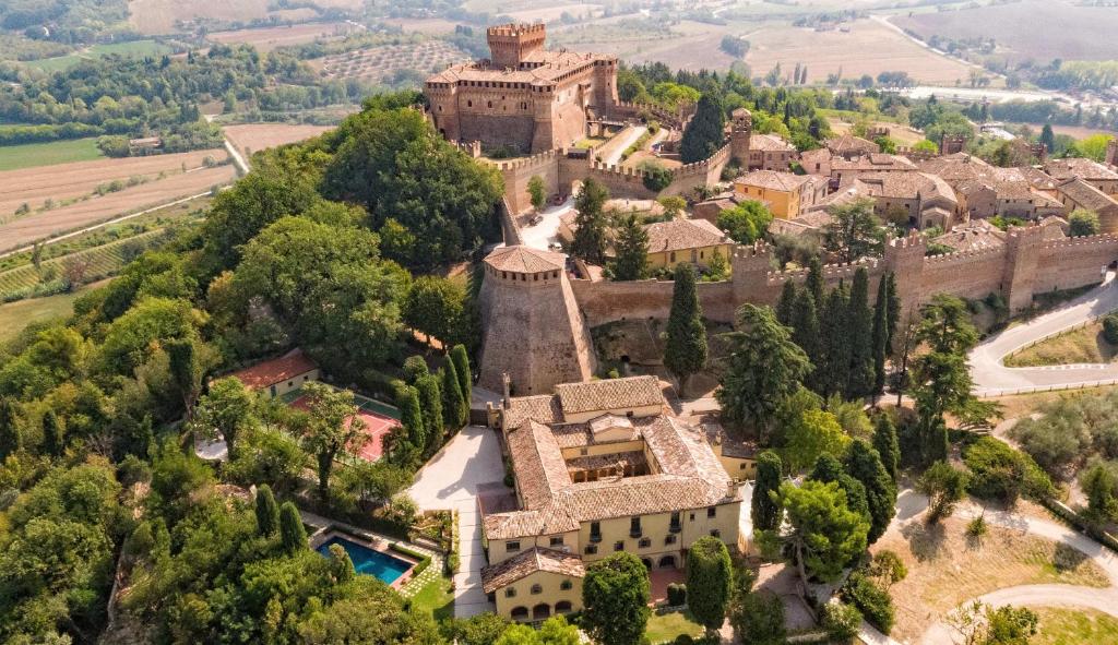 una vista aerea di una tenuta con un castello di La Loggia Historic Resort a Gradara