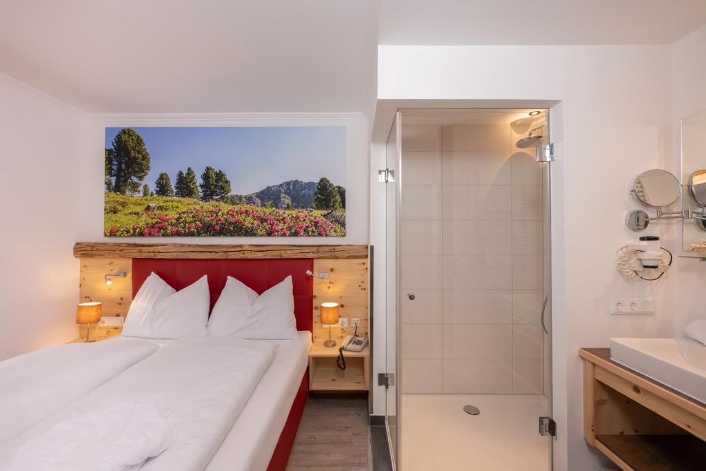 A bed or beds in a room at Genusshotel Almrausch