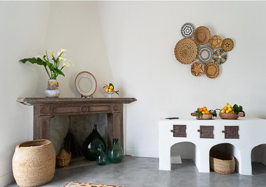 sala de estar con mesa y chimenea en Albergo Rurale Casa Fois en Valledoria