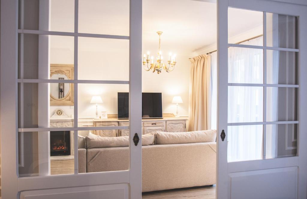 Televízia a/alebo spoločenská miestnosť v ubytovaní Wyjatkowy apartament w sercu Gdańska