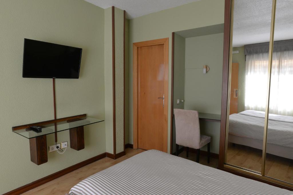TV a/nebo společenská místnost v ubytování Hostal Concejo