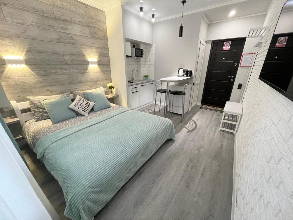 sypialnia z dużym łóżkiem i kuchnią w obiekcie Tiffany Apartment w mieście Irpień