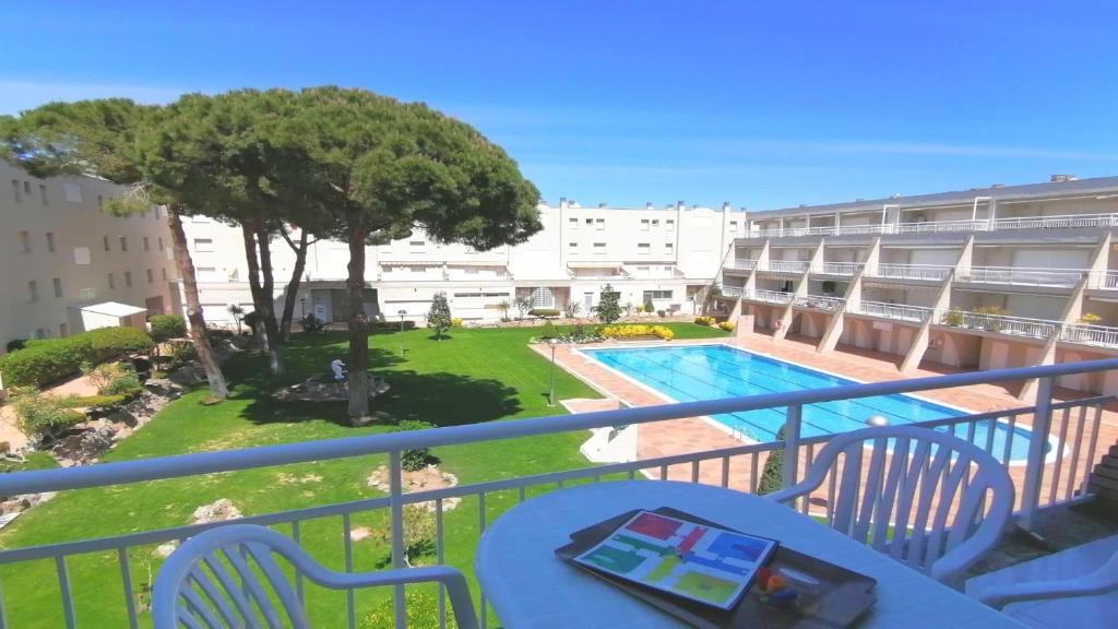 Bazén v ubytovaní VACAY Apartamento Laia, respira aire puro, en la Costa Brava, L'Escala! alebo v jeho blízkosti