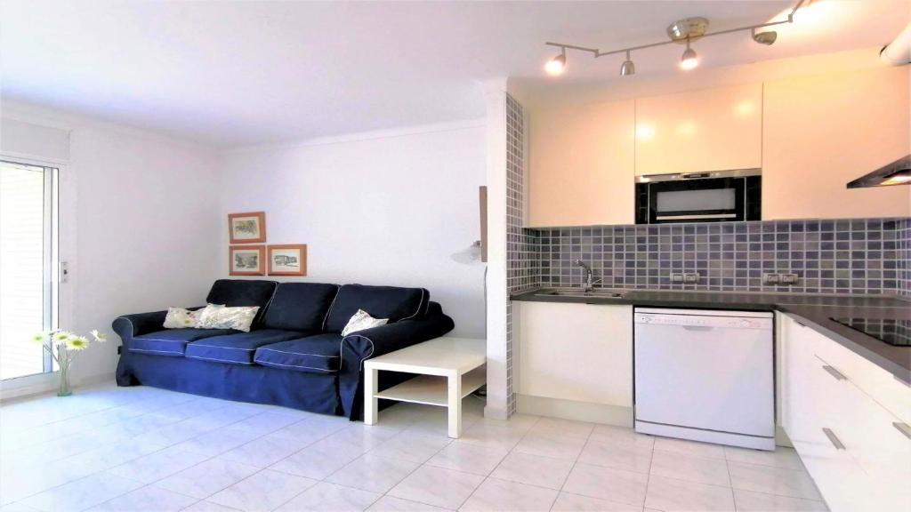 Kuchyňa alebo kuchynka v ubytovaní VACAY Apartamento Laia, respira aire puro, en la Costa Brava, L'Escala!