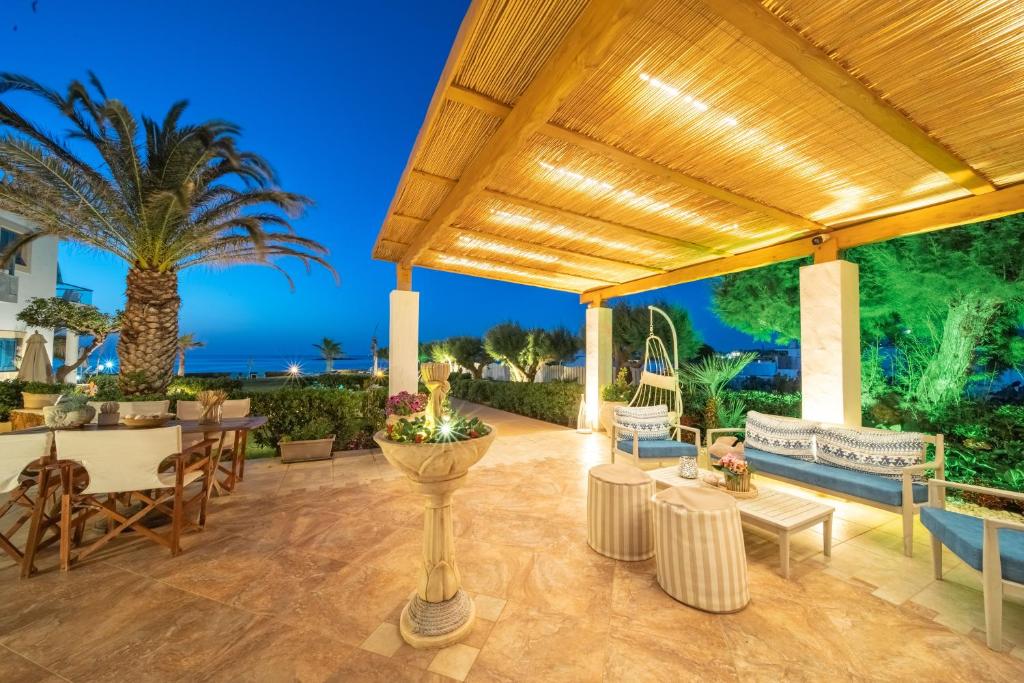 Balkón nebo terasa v ubytování Pyrgos Beach Hotel Apartments