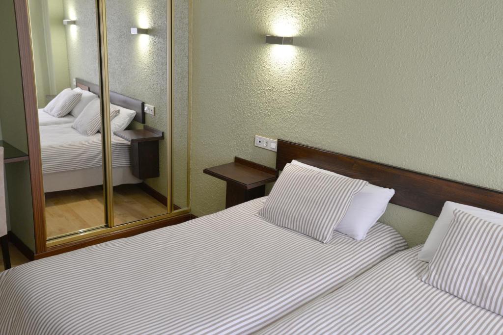 Postel nebo postele na pokoji v ubytování Hostal Concejo