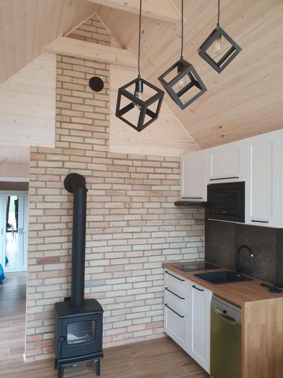 Kuchyňa alebo kuchynka v ubytovaní Ostrzycki Las domki nad jeziorem -balia-sauna-prywatny pomost