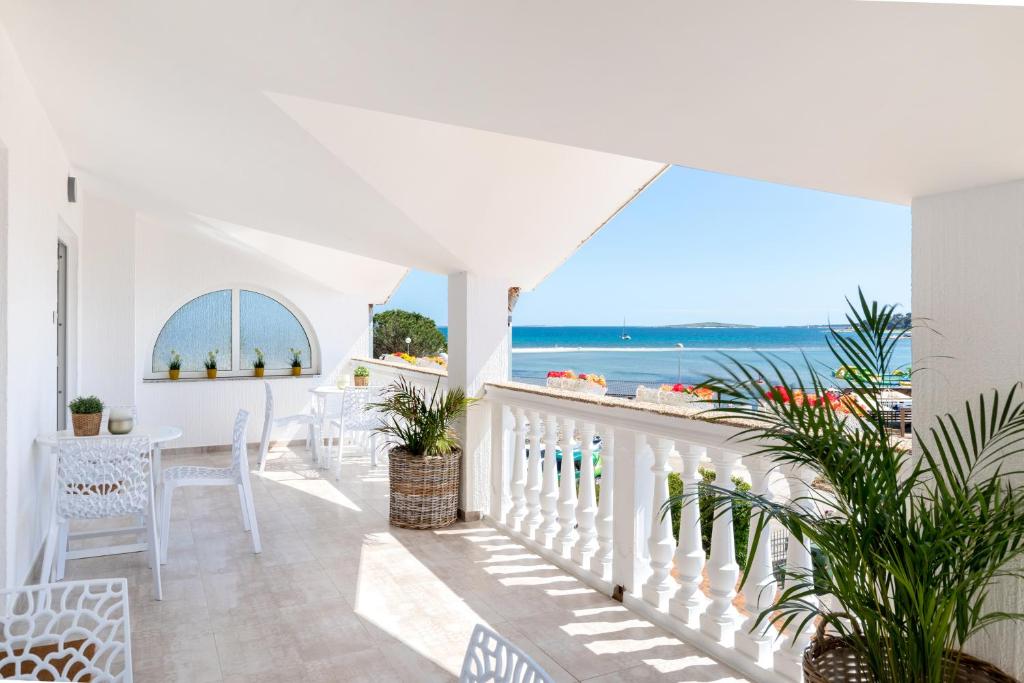 Biały balkon z widokiem na ocean w obiekcie Apartments and rooms Jakić w Medulinie