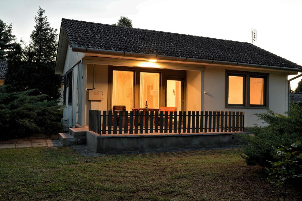Casa pequeña con porche y terraza en Parti Üdülő, en Tiszaalpár