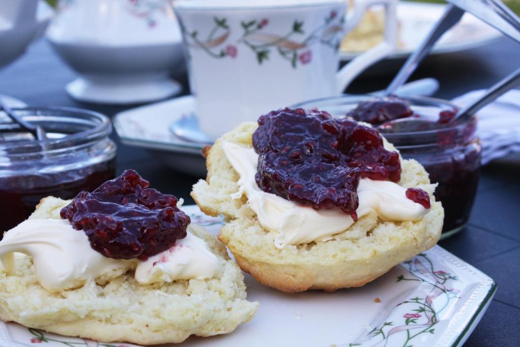 zwei Kekse mit Marmelade auf einem Teller in der Unterkunft Forda Farm Bed & Breakfast in Holsworthy
