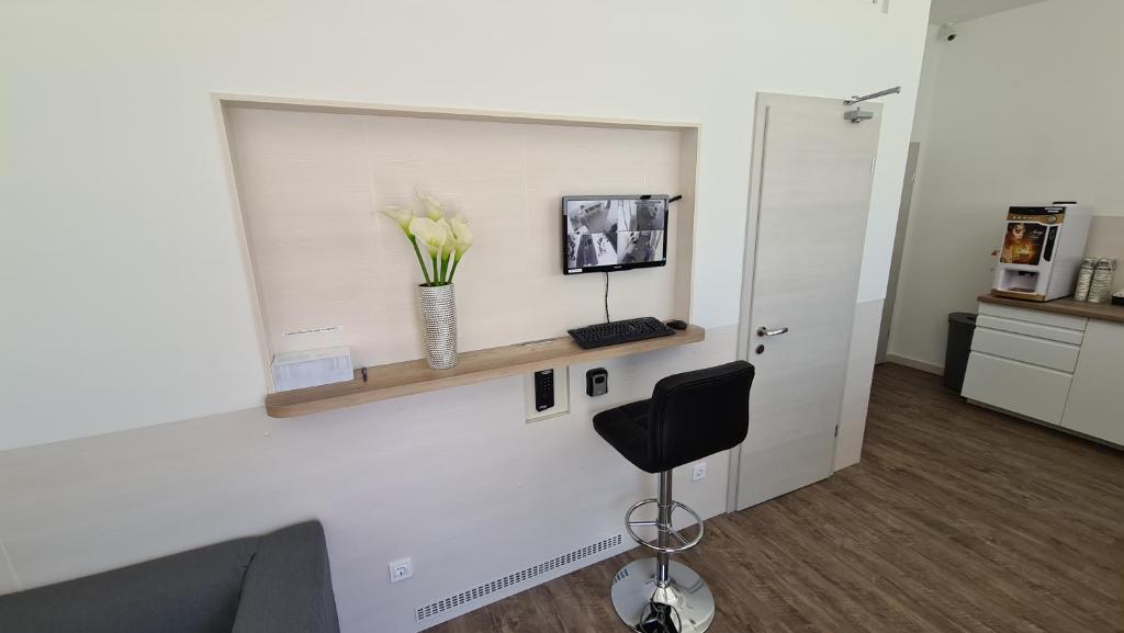 TV a/nebo společenská místnost v ubytování Cabin HOSTEL