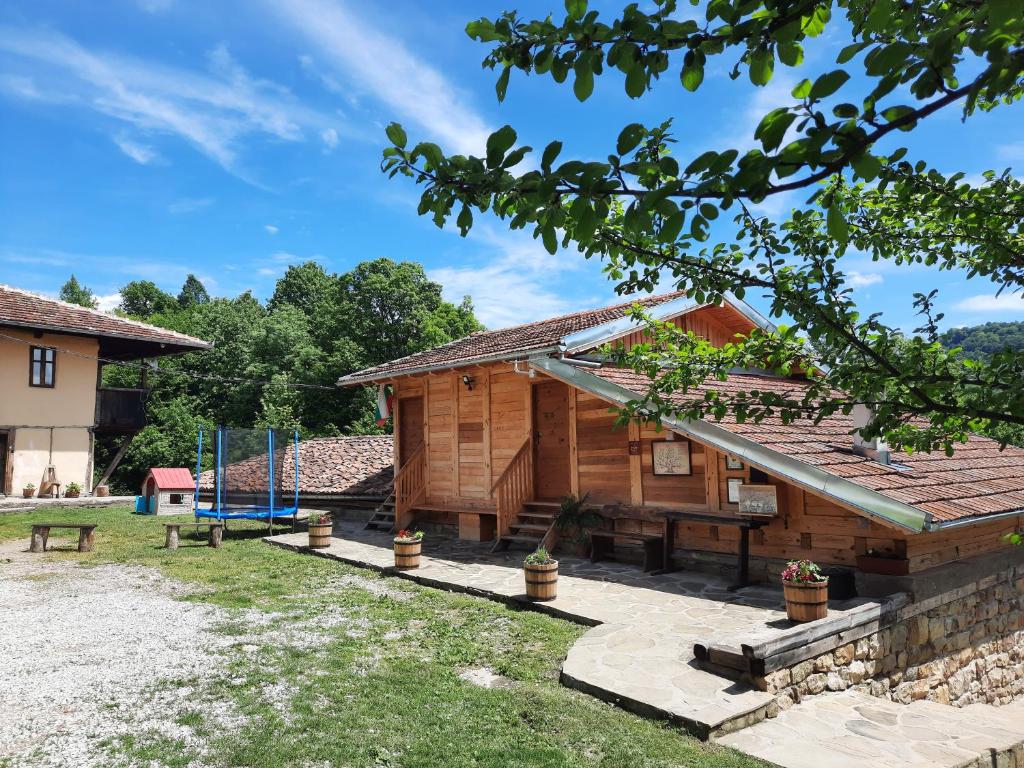 Cabaña de madera con mesa de picnic y parque infantil en Guest House Kandaferi 2, en Elena