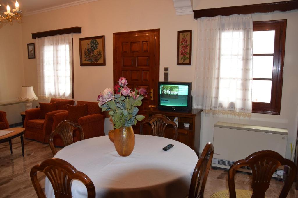 TV a/nebo společenská místnost v ubytování Naoussa Center Cycladic House