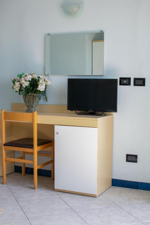 TV a/nebo společenská místnost v ubytování Hotel Bristol - a 30 mt dalla spiaggia