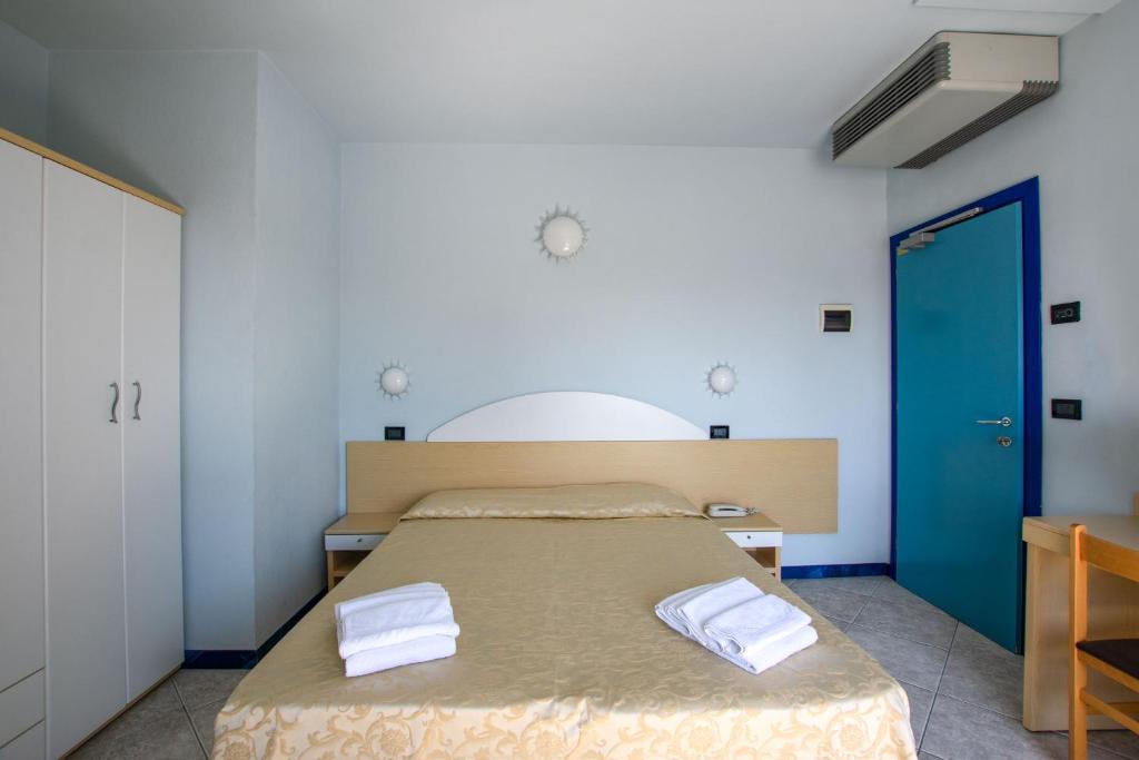 Postel nebo postele na pokoji v ubytování Hotel Bristol - a 30 mt dalla spiaggia