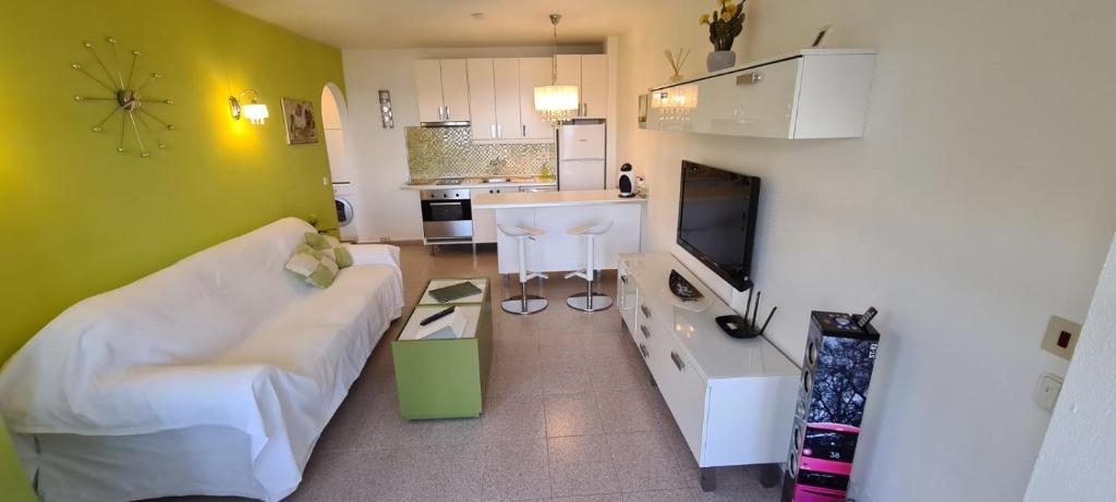 A kitchen or kitchenette at Guanabara Park - 7 Heaven apartments