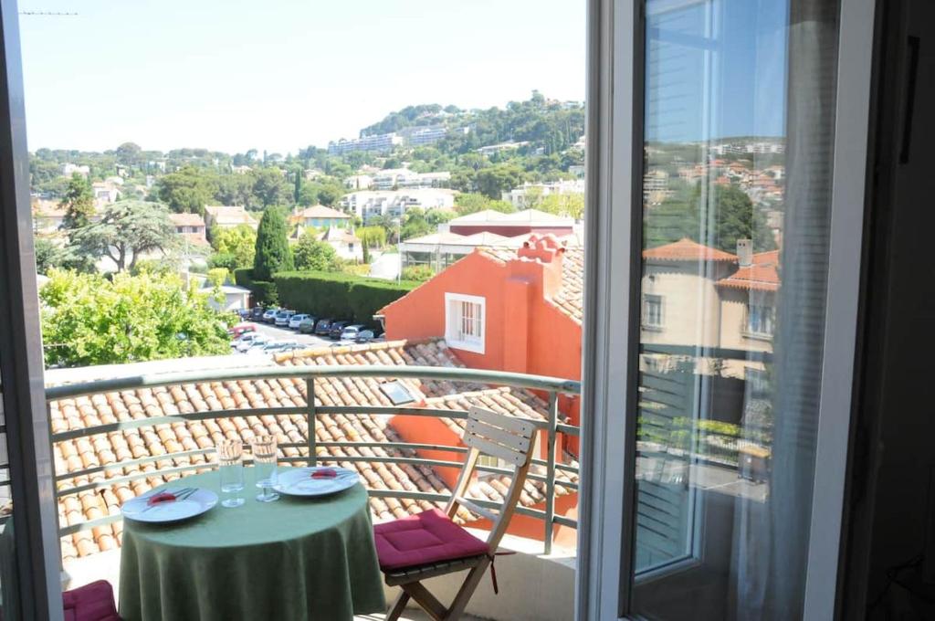 einen Tisch und Stühle auf einem Balkon mit Aussicht in der Unterkunft Appartement centre du village in Cassis