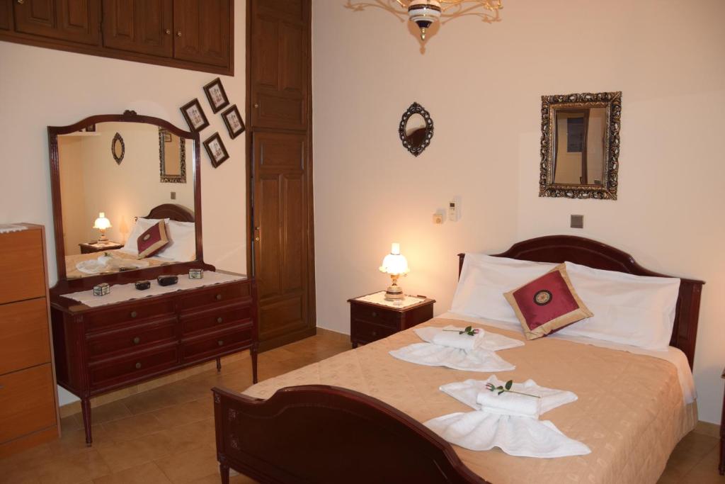 Postel nebo postele na pokoji v ubytování Naoussa Center Cycladic House