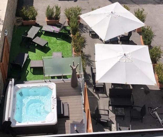Bazén v ubytování Hotel Corona nebo v jeho okolí