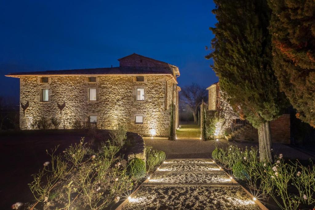 サルテアーノにあるROYAL COUNTRY VILLAの大きな石造りの建物