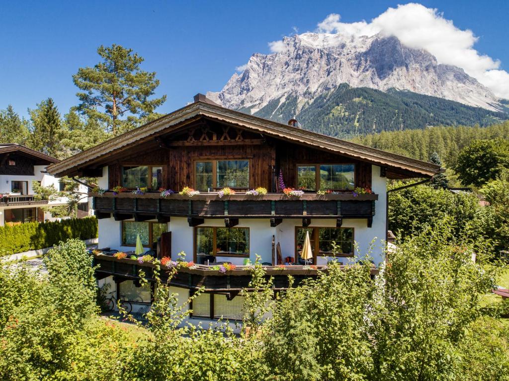 una casa con una montaña en el fondo en Tyrol Appartements, en Ehrwald